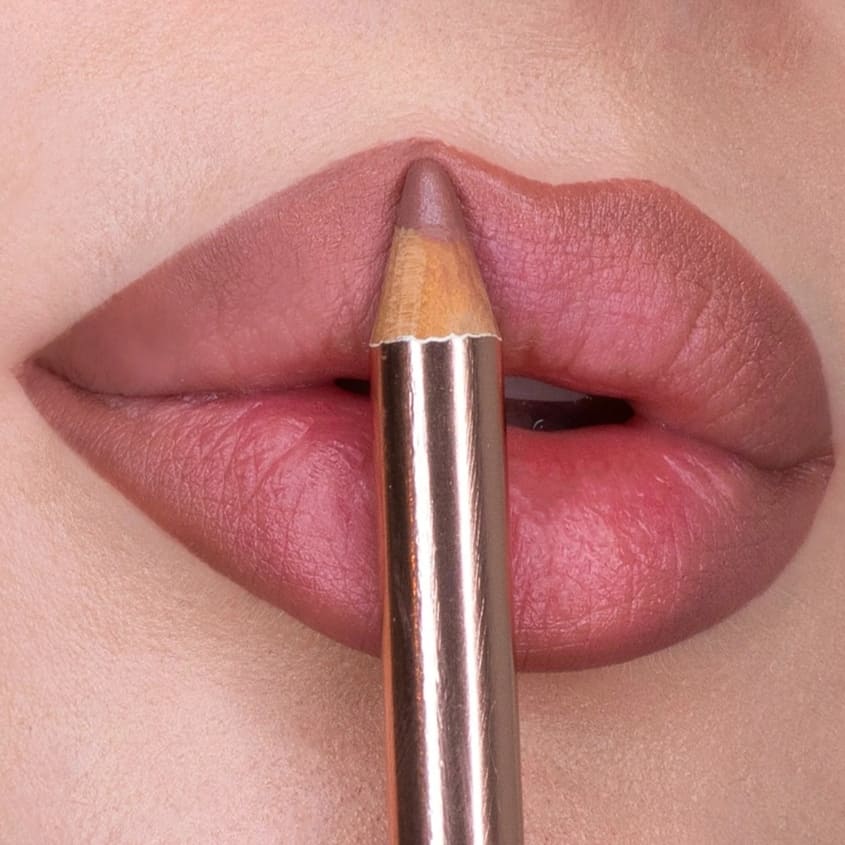 CHIARA FERRAGNI Kiss Essential Lip Kit 09