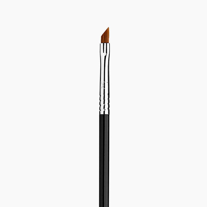 E06 Winged Liner™ Brush