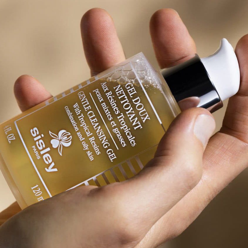Gentle Cleansing Gel With Tropical Resins